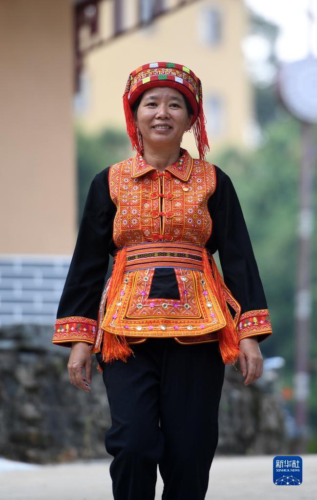 　在廣西蒼梧縣六堡鎮(zhèn)山坪村，祝雪蘭走在村道上（2022年9月22日攝）。新華社記者 陸波岸 攝